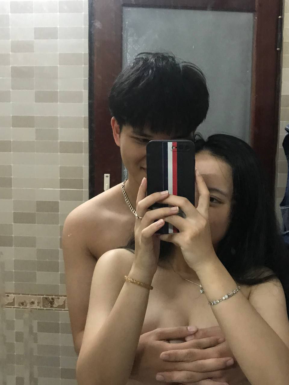 Cậu đeo bao nhanh lên lồn tớ ướt lắm rồi